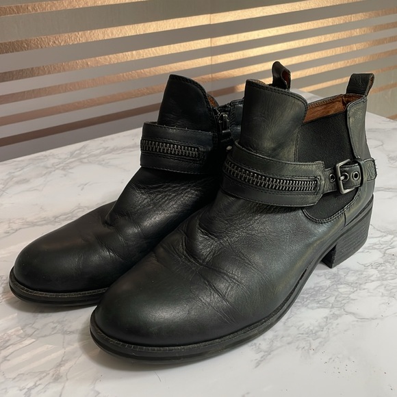 Women’s size 9 Gentle Souls by Kenneth Cole Soft Black Leather boots w zippers - Picture 5 of 10